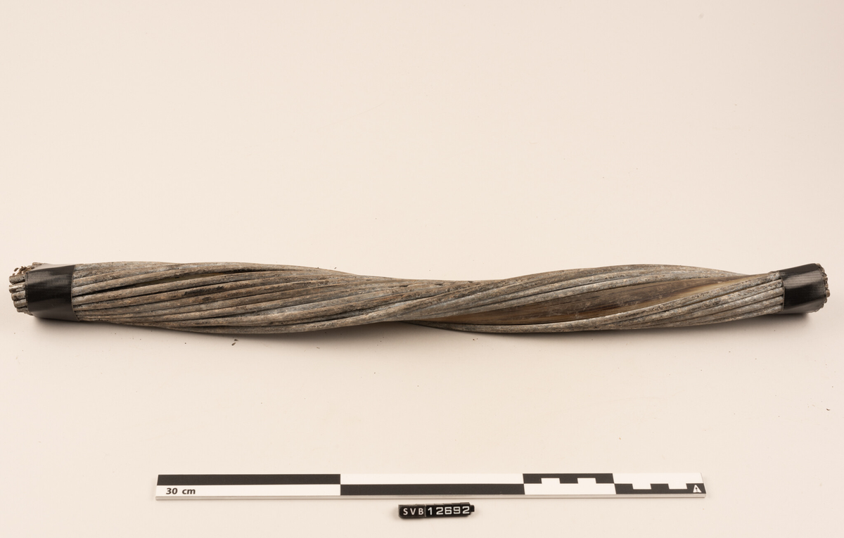 En halv meter lang bit av en skadet fiberkabel. Kabelen består av flere lag , og er 3,5 centimeter tykk i ytre diameter (inkludert integrert strømforsyning).  Kabelens oppbygging er:
•	Innerst ligger optiske fibre som leder lyssignalene
•	Fibrene ligger i en gel i et rør av plast
•	Utenpå dette ligger armeringstråder av stål
•	Disse er omgitt av kobberbånd som leder strøm
•	Neste lag er beskyttelse av polyethylen
•	Utenpå dette er det spunnet kraftig stålarmering
•	Ytterst er et lag av tjæreinnsatt jute 

Denne 1/2 meter lange biten av den ca. 200 m lange skadde delen, har mistet det ytterste laget og er vridd. Kabelen var aldri totalt brutt. Den innerste delen var hel. Ansatte i Space Norway skar av denne kabelbiten. De festet tape rundt begge ender slik at stålarmeringen ikke skulle gå fra hverandre. Museets konsevator erstattet denne tapen med en som var mer solid.
