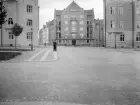 Fotoåret 1914 hade de södra delarna av stadsdelen Vasastaden bebyggts. Pampiga hus för de mer välsituerade. Här en vy över Vasavägen mot kvarteret Bofinken med det så kallade Strykjärnet som något av ett entréhus till stadsdelen.