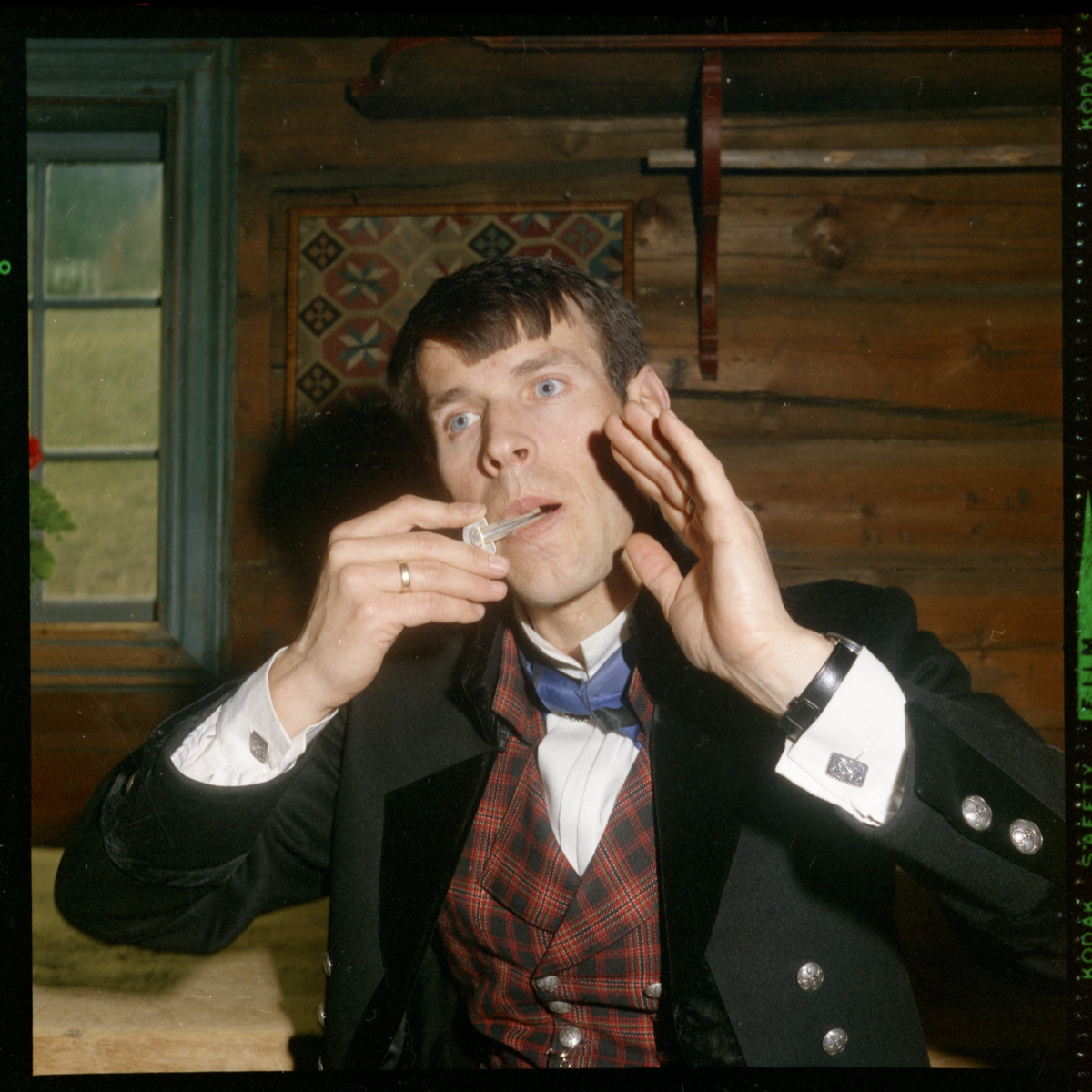 Spelemann og dansarar utanfor Skattebustogo på Valdres Folkemuseum 1970.