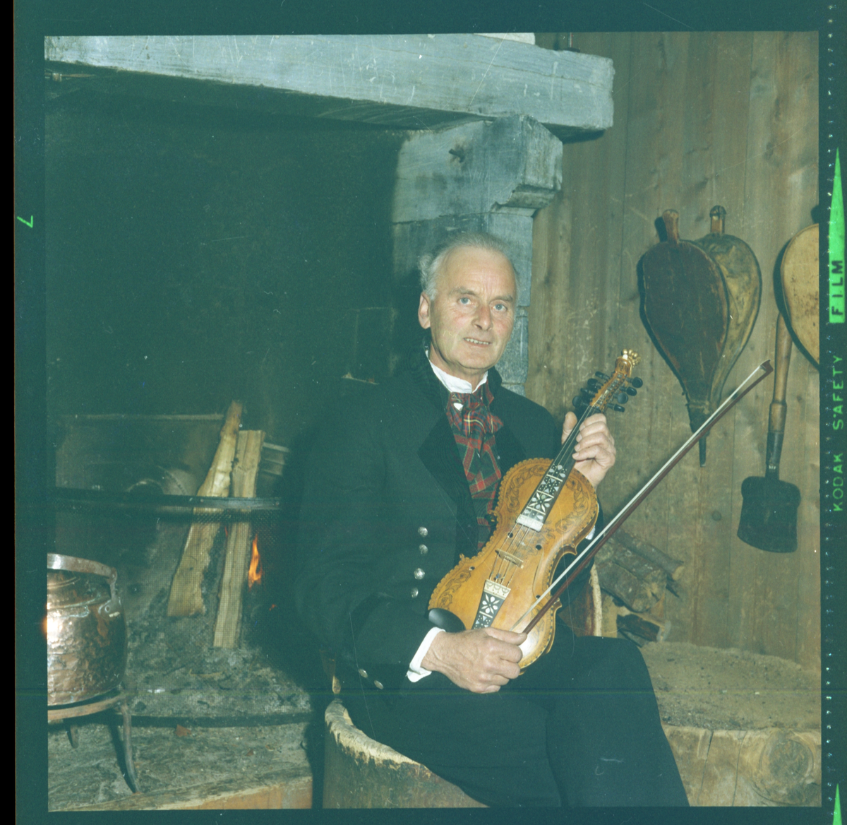 Spelemann og dansarar utanfor Skattebustogo på Valdres Folkemuseum 1970.