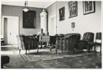En okänd officer sitter i en fåtölj på officersmässen (I 11?).
Ca 1935-1940.
