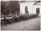 En stor grupp officerare har slagit sig ner på slottsterrassen, Rosersberg, för lite förfriskningar i sommarvärmen.
Ca 1895.
