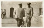 Två okända militärer pratar om något på kaserngården, I11, 1921.