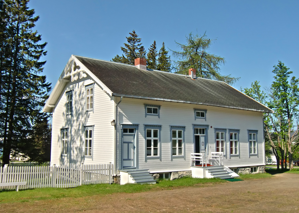 Våningshuset på Lenvik prestegård, bygd i 1885.