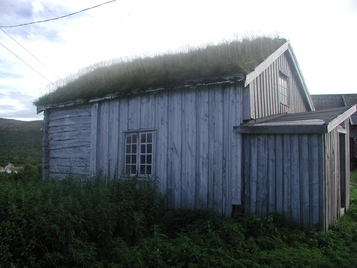 Laftet tømmerbygning av furu. Dendrologisk datert til 1790-tallet. Lokalt tømmer. To kammers med loft (1 1/2 etasje) Det ene og største med pjåla og fint bearbeidet tømmer og det andre med hugget tømmer og dendrodatert til 1840-tallet. En del av bygget mot vest ble revet i 1946, dvs av den eldste delen. Bordkledd med stående tømmermannspanel av utmalmet furu. Torvtekking. Lite bislag mot nordvest/inn mot tunet. 