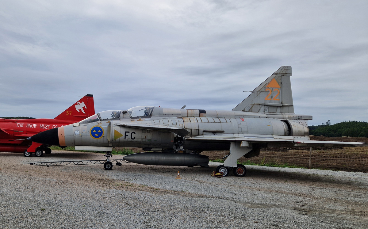 Skolflygplan, Sk 37
Saab 37 Viggen.

Märkning: På framkroppen kronmärke och flottiljnummer FC och på fenan kodsiffra 22.