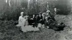 Studenter på utflykt i skogen.
Den unge mannen med den vita mössan är Hilmer Andersson, född 1901, Vickleby.