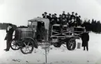 Katrineholms tekniska skola på utflykt med lastbil, cirka 1920.