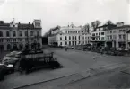 Frimurarhotellet och teatern på Larmtorget. När bilden togs användes torget som parkeringsyta.