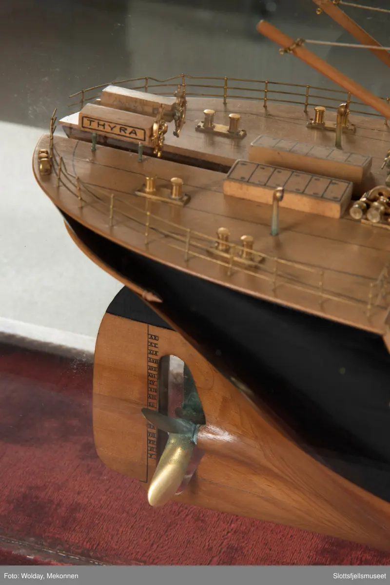 Modell av D/S THORDIS og THYRA