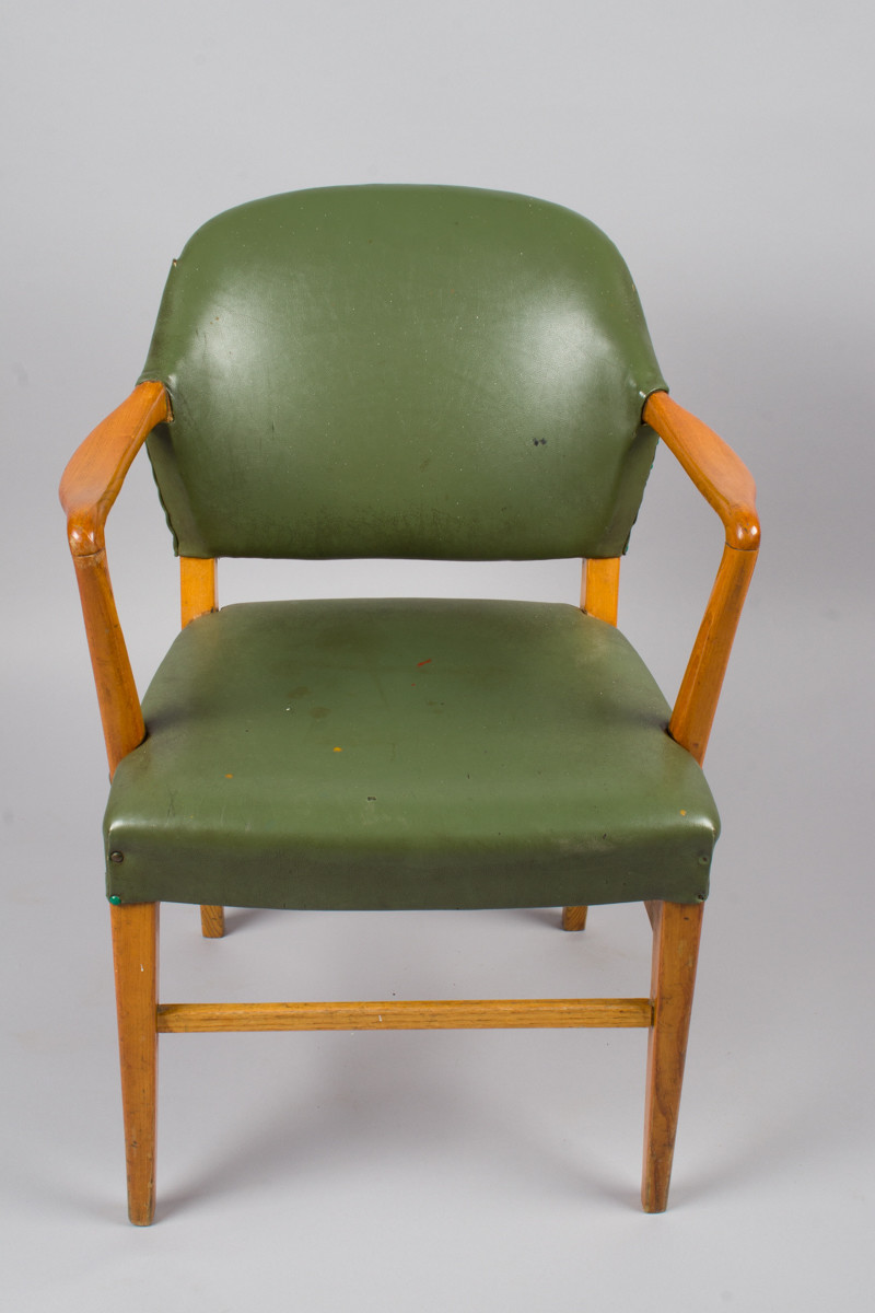 Stol med sete i grønt kunstskinn