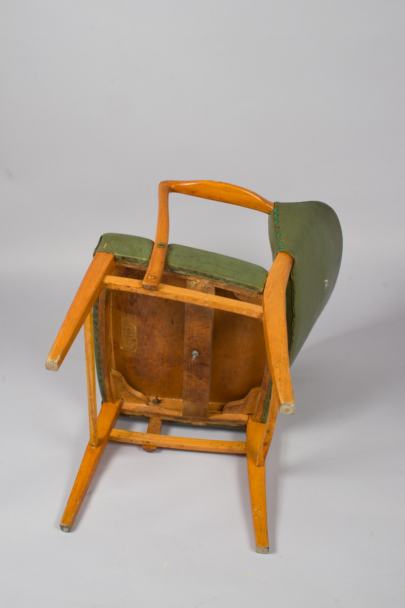 Stol med sete i grønt kunstskinn