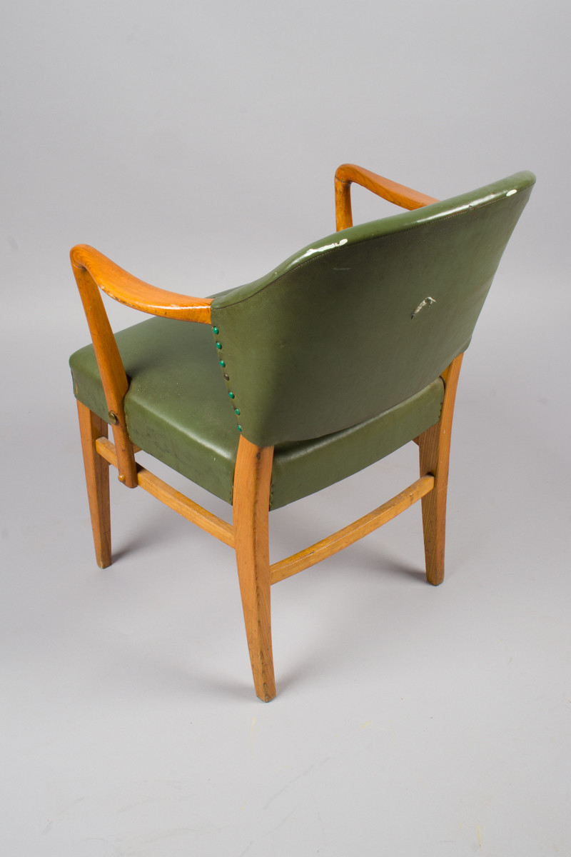 Stol med sete i grønt kunstskinn