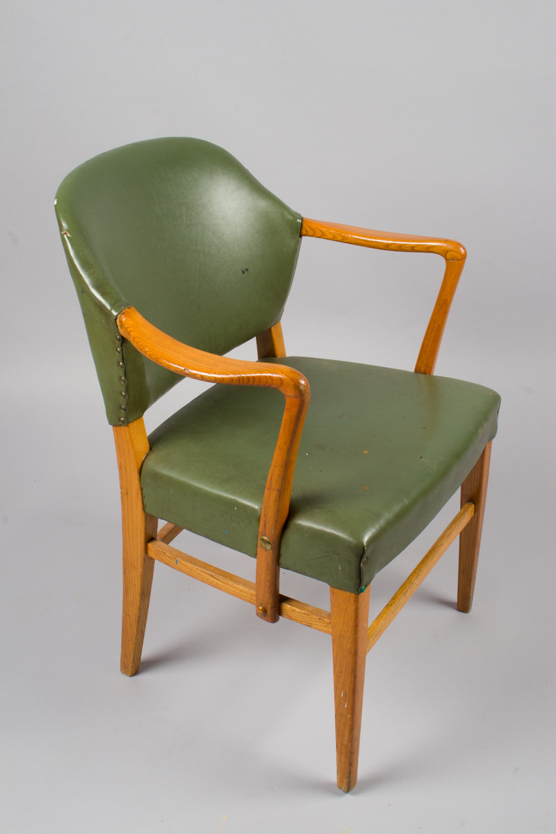 Stol med sete i grønt kunstskinn