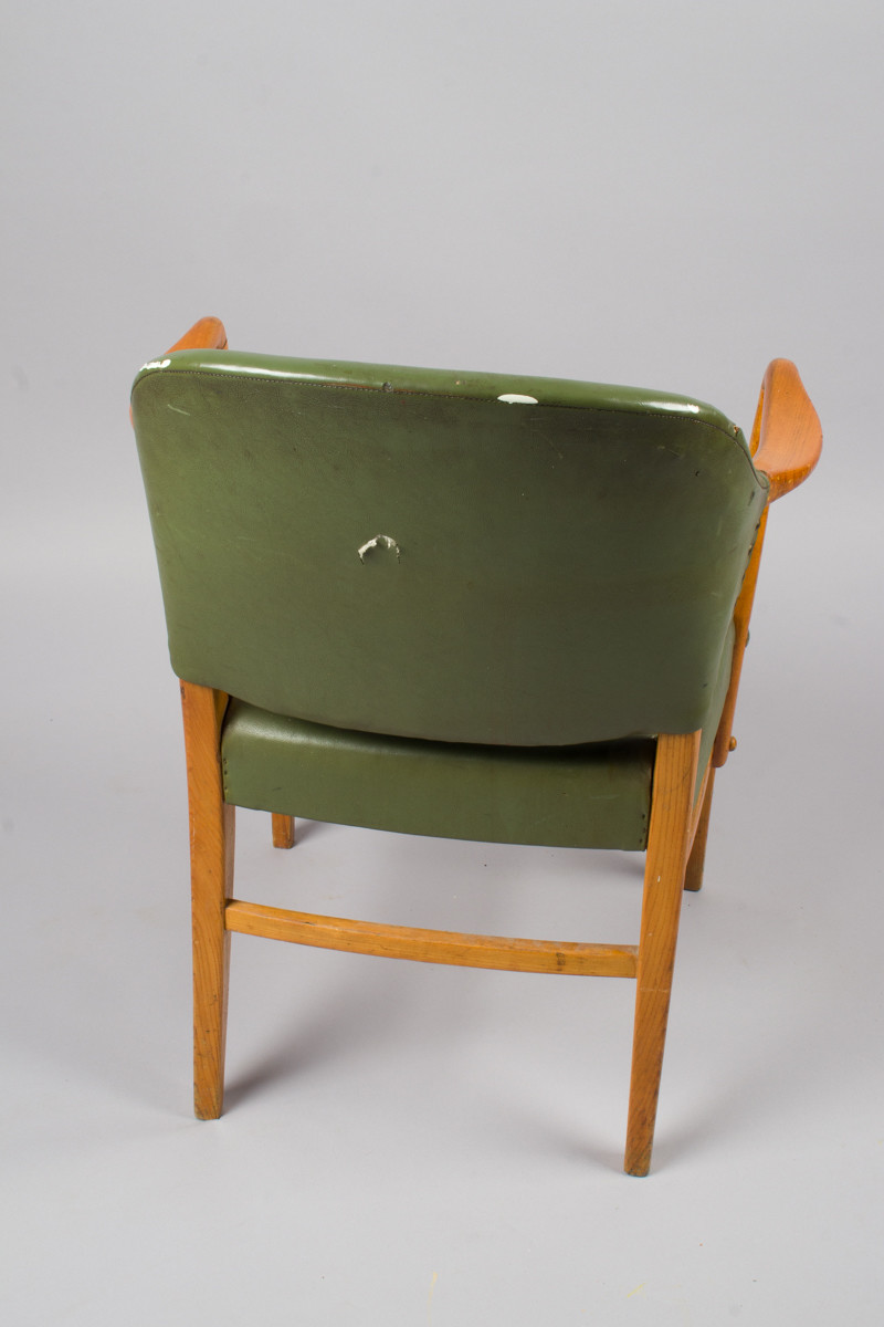 Stol med sete i grønt kunstskinn