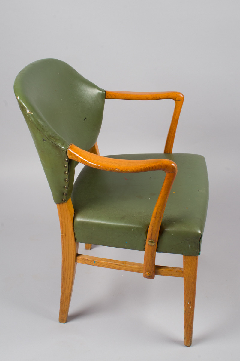 Stol med sete i grønt kunstskinn