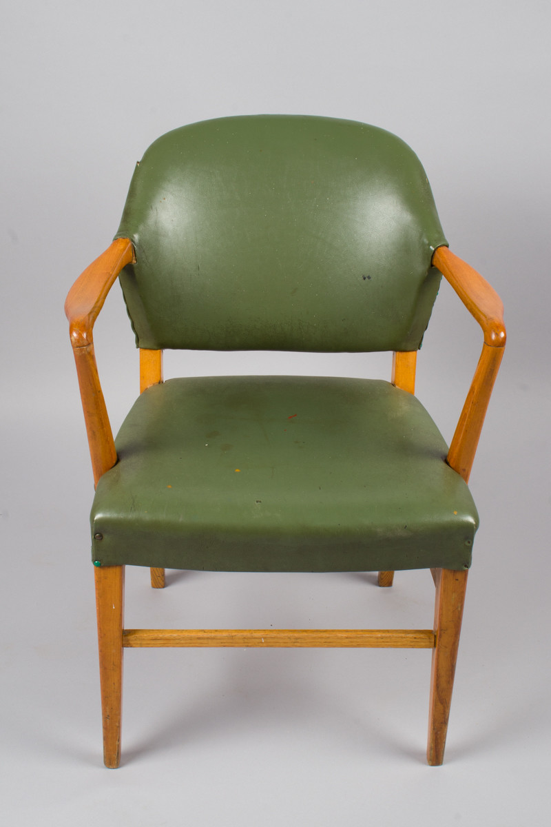 Stol med sete i grønt kunstskinn