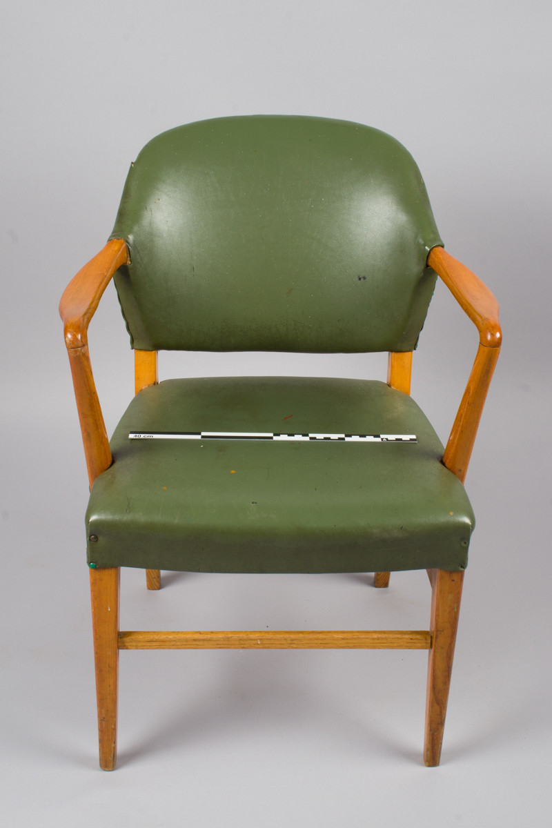 Stol med sete i grønt kunstskinn