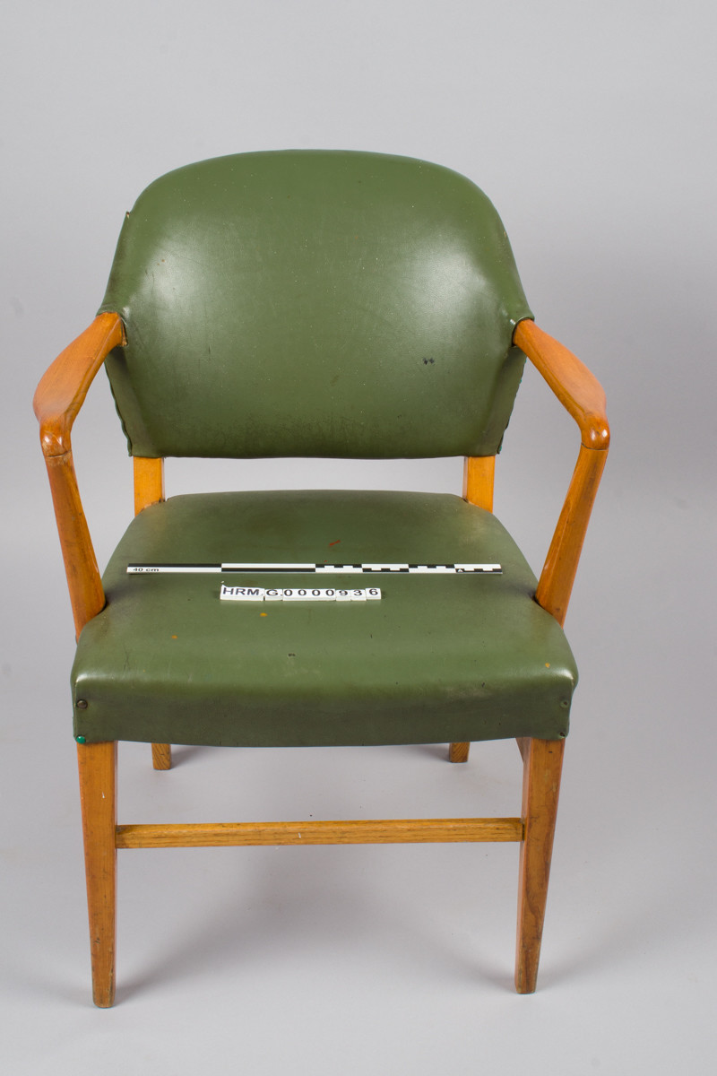 Stol med sete i grønt kunstskinn