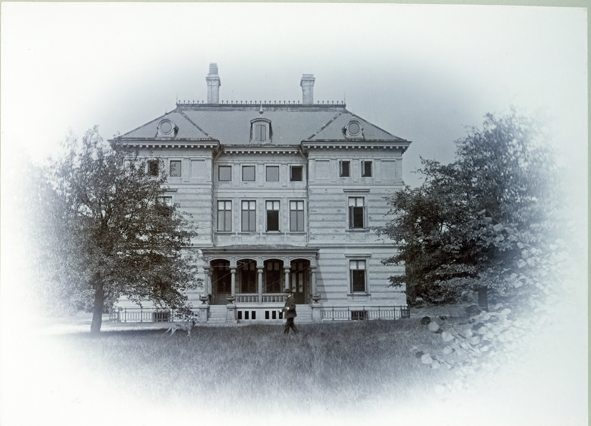 Villa Korndahl från söder år 1895. Senare Villa Papyrus. Fotograferingen utfördes
efter köpet av dödsboet efter Otto David Francke.