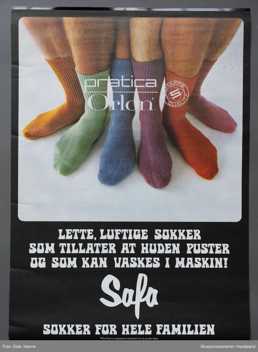 Tre par føter i fargerike sokkar.