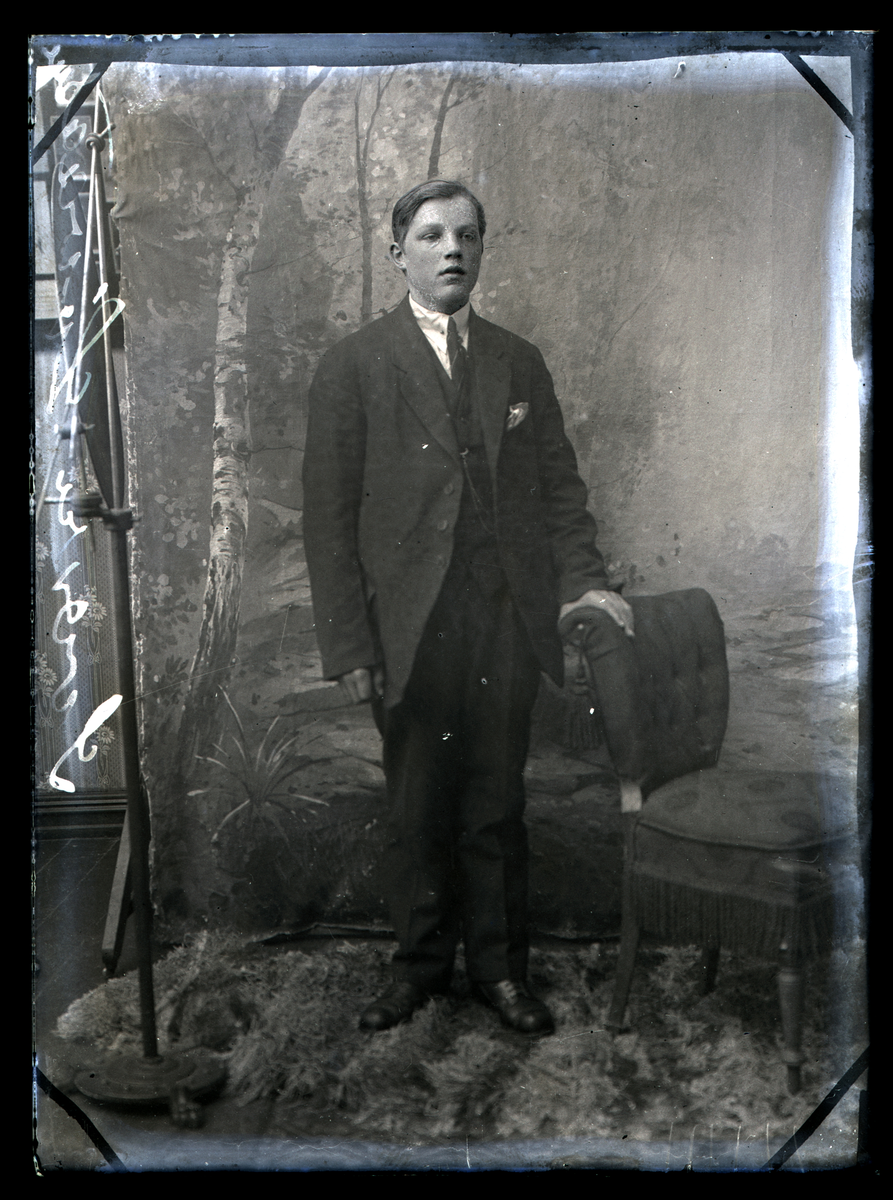 Atelierfoto. Helfigur. En ung mann.
Skrevet på negativet: Sverre Løvaasen (se bilde GM_MG.01894_1).