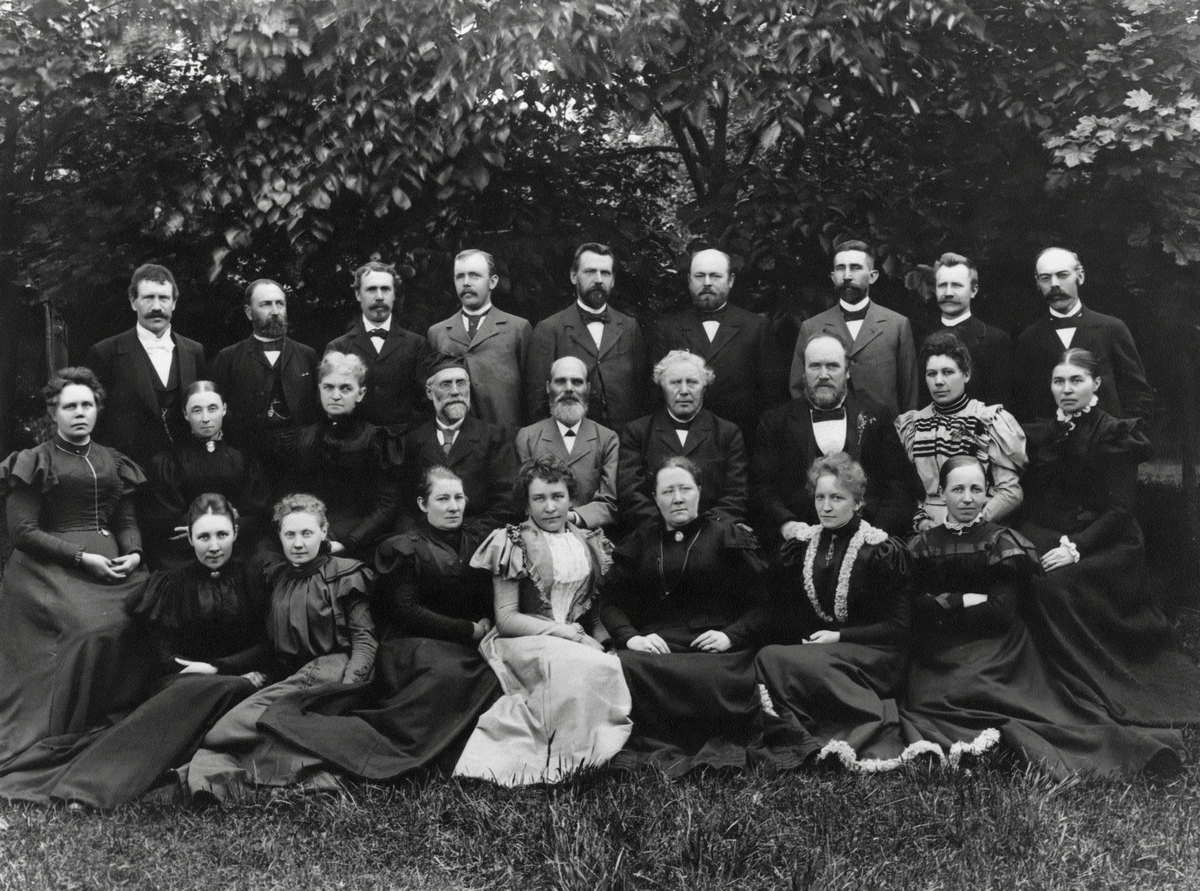 Fredrikstad. Vestsiden. Seiersten skole. Folkeskole. Lærerpersonale. ca. 1899. 

Stående fra venstre: 
Lærer Rosenvinge, Urdal, Kruse, Arvesen, Sydnes, (ukjent), Martinsen, Torp, Forsdahl. 

Andre rekke: 
Frøknene Lundestad og Albertine Olsen, fru Rangsærer, lærer Rangsæter, bestyrer Johannes Alnæs, skoleinspektør Anton Aas, lærer Hansson, lærerinnene Julie Hansson og Spillum. 

Nederste rekke; 
Lærererinnen (ukjent), Antonie Borgen, Margit Aas, Thora Larssen (Larsen?), fru Bøckmann, frøken Agnes Ingebretsen (Berggrav), frøken Trengen?).
"Frøken Trengen" er Ida Oline Frengen. Født 1858, Inderøy. 
(Far: Lærer Jens Frengen, f. 1826, Bjugn og mor: Oline Pedersdatter Andset, f. 1815, Inderøy.)