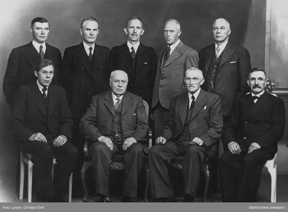 Gruppeportrett av Østfold Landbruksselskap.
Foran fra venstre: 
Harald Skulberg (sekretær)
K. Johansen Raae (formann)- se bilde med utsnitt av hans portrett
O.K. Hansen (nestformann)
P. Skaugen

Bakerste rad til venstre: 
Anton Berge (Fylkesagronom)
J. Frigstad (Fylkesagronom)
Magnus Vestby
Karsten Baardseth (Fylkesagronom)
T. Rudshagen (Fylkesgartner)