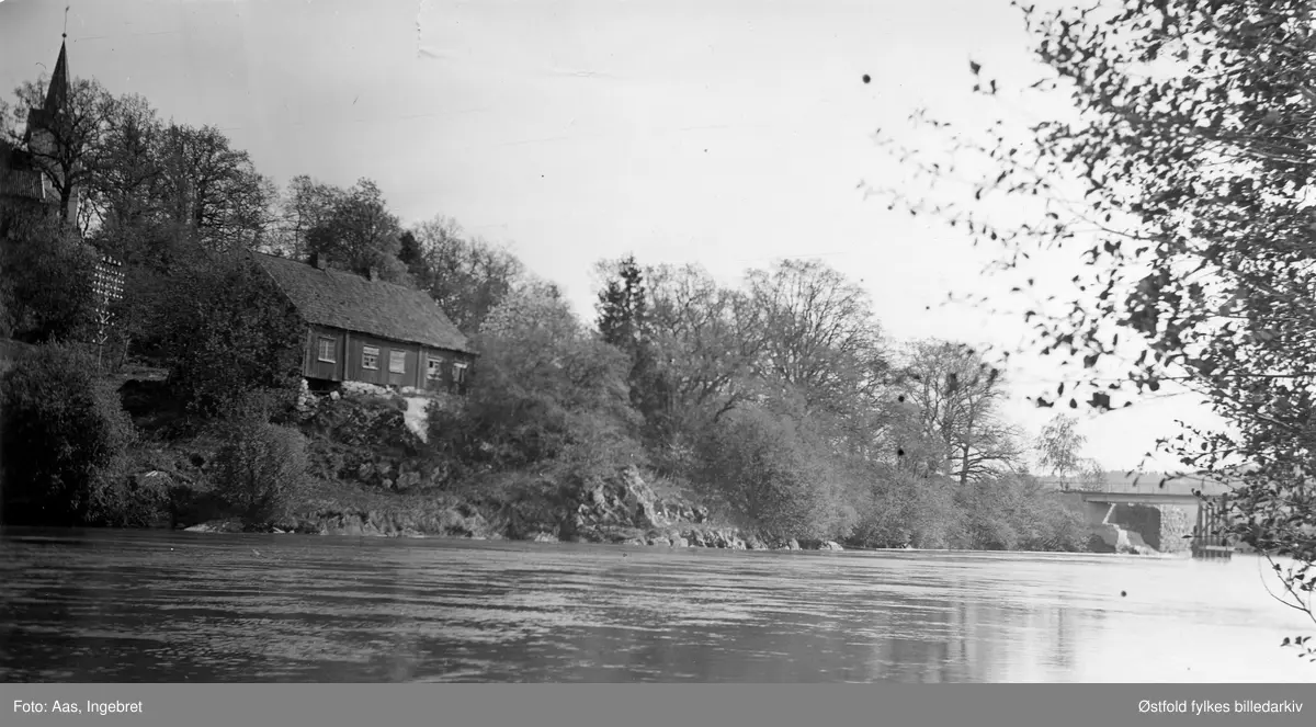 Fergestedet, kalt Ferjestan, Solli i Tune ca. 1935-36. Til venstre Solli kirke (tidligere kapell), Helt til høyre skimtes Sollibrua. Ferjestan var fergested og gjestgiveri på kongeveien til Kristiania.
Tidlig i 1820-årene ble kongeveien lagt om ned mot Sollisundet for at de reisende skulle unngå de bratteste kneikene ved Aagaardselva. Ferjestan ble reist som skyss-stasjon/gjestgiveri for de reisende langs kongeveien i 1825. I 1844 ble det bygget en bru ved Solli. Brua erstattet bruk av pram over sundet.
I 1936 kjøpte og overtok Borgarsyssel Museum huset, men på grunn av manglende midler til oppføringen, ble ikke bygget satt opp igjen på museet før i 1940.