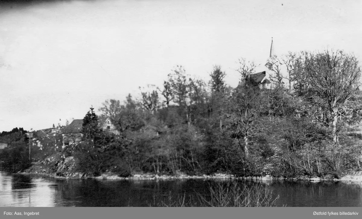 Ferjestan, Solli i Tune ca. 1935-36.   Ferjestan var fergested og gjestgiveri på kongeveien til Kristiania. Selve overfartstedet til venstre utenfor bildet.
Solli kirke (tidligere kapell) til høyre. 

Tidlig i 1820-årene ble kongeveien lagt om ned mot Sollisundet for at de reisende skulle unngå de bratteste kneikene ved Aagaardselva. Ferjestan ble reist som skyss-stasjon/gjestgiveri for de reisende langs kongeveien i 1825. I 1844 ble det bygget en bru ved Solli. Brua erstattet bruk av pram over sundet.
I 1936 kjøpte og overtok Borgarsyssel Museum huset, men på grunn av manglende midler til oppføringen, ble ikke bygget satt opp igjen på museet før i 1940.