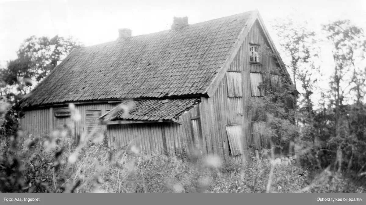 Ferjestan, Solli i Tune ca. 1935-36.   Ferjestan var fergested og gjestgiveri på kongeveien til Kristiania. 

Tidlig i 1820-årene ble kongeveien lagt om ned mot Sollisundet for at de reisende skulle unngå de bratteste kneikene ved Aagaardselva. Ferjestan ble reist som skyss-stasjon/gjestgiveri for de reisende langs kongeveien i 1825. I 1844 ble det bygget en bru ved Solli. Brua erstattet bruk av pram over sundet.
I 1936 kjøpte og overtok Borgarsyssel Museum huset, men på grunn av manglende midler til oppføringen, ble ikke bygget satt opp igjen på museet før i 1940.