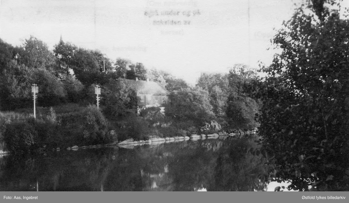 Ferjestan, Solli i Tune, ca. 1935-1936. Solli kirke (tidligere kapell) i bakgrunnen. Ferjestan var fergested og gjestgiveri på kongeveien til Kristiania. 

Tidlig i 1820-årene ble kongeveien lagt om ned mot Sollisundet for at de reisende skulle unngå de bratteste kneikene ved Aagaardselva. Ferjestan ble reist som skyss-stasjon for de reisende langs kongeveien i 1825. I 1844 ble det bygget en bru ved Solli. Brua erstattet bruk av pram over sundet. I perioden Ferjestan ble brukt som skyss-stasjon.
I 1936 kjøpte og overtok Borgarsyssel Museum huset, men på grunn av manglende midler til oppføringen, ble ikke bygget satt opp igjen på museet før i 1940.