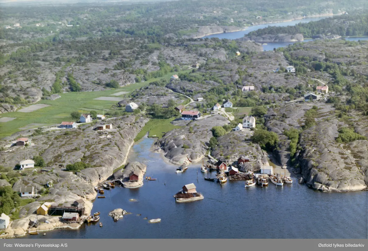 Oversiktsbilde av Langero, Vesterøy, Hvaler 1966. Skråfoto/flyfoto.

Ant.  Langero, mellom Papperhavn og Bukta. Bilde tatt omtrent mot sørøst.