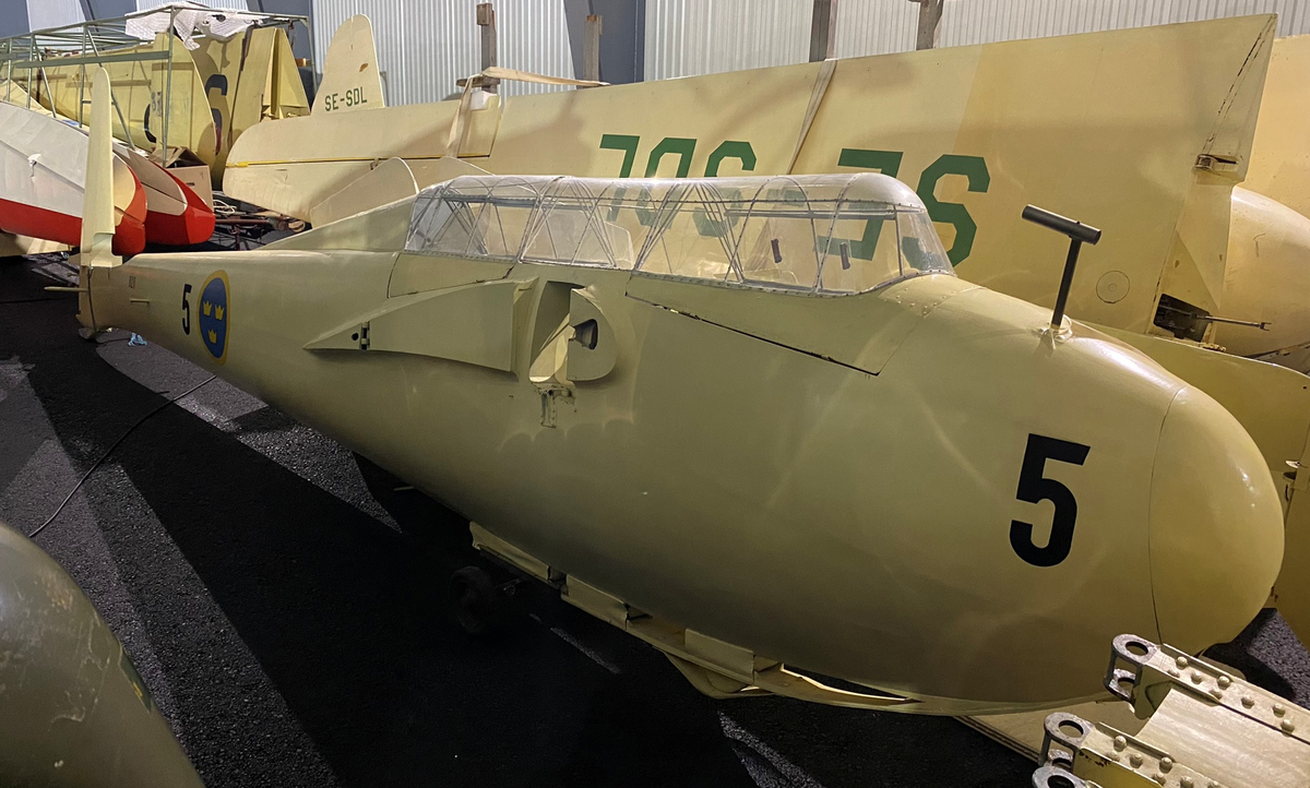 Segelflygplan Se 103
DFS Kranich B-1. 

Flygplanet har en träkonstruktion klädd med duk och fanér och har en fribärande vinge. 
Märkning: På framkroppen och på fenan flottiljnummer 5; på vingarnas ovan- och undersidor kronmärke.