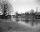 Parti av Linköping med miljön uppströms Stångebro. Nordostlig vy mot bryggeritomten på Tanneforssidan av ån. 1890-tal.