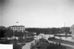 Vy över Järnvägsparken i Linköping. Själva stationshuset skymtar till höger i bilden. De stora byggnaden till vänster är Järnvägshotellet. Tiden är 1890-tal.