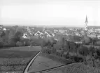 Panorama över Linköping. Vy från utsiktstornet Belvederen i Linköpings trädgårdsförening. Tiden är 1890-talet.