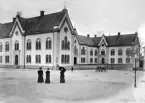 Vy mot Linköpings läroverk något av 1890-talets år. Byggnaden inrymde stadens läroverk under åren 1864-1915. För ritningarna stod Johan Fredrik Åbom som skapade en byggnad i tydlig nygotisk stil.