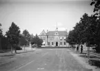 Vy mot Linköpings station. Uppförd under åren 1871-1872 efter ritningar av Adolf Edelsvärd. Tiden för bilden är 1890-tal.