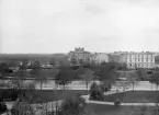 Vy över Järnvägsparken i Linköping. Bortom parken ses det fantasifulla hus som senare erhöll adresss Sankt Larsgatan 5.  Vid tiden för bilden var det privatägt men kom från början av 1900-talet att inrymma expeditioner för Östra Centralbanans Järnväg (ÖCJ) och Mellersta Östergötlands Järnväg (MÖJ). I höger bildkant ses Järnvägshotellet. Bilden kan bestämmas till våren 1894.