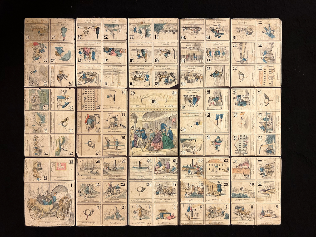 Spelet består av en spelplan med kolorerade rutor, numrerade från 1 till 84, i varierande storlek. Bilderna i papper, föreställande resemotiv, är klistrade på ett klotstycke och vikes i två gånger fyra vikningar. Spelas med tärning.