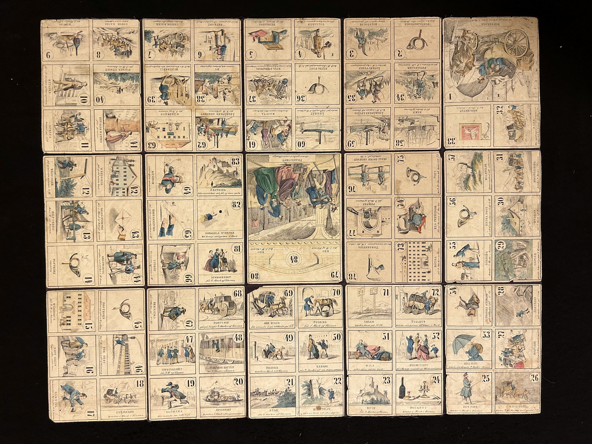 Spelet består av en spelplan med kolorerade rutor, numrerade från 1 till 84, i varierande storlek. Bilderna i papper, föreställande resemotiv, är klistrade på ett klotstycke och vikes i två gånger fyra vikningar. Spelas med tärning.