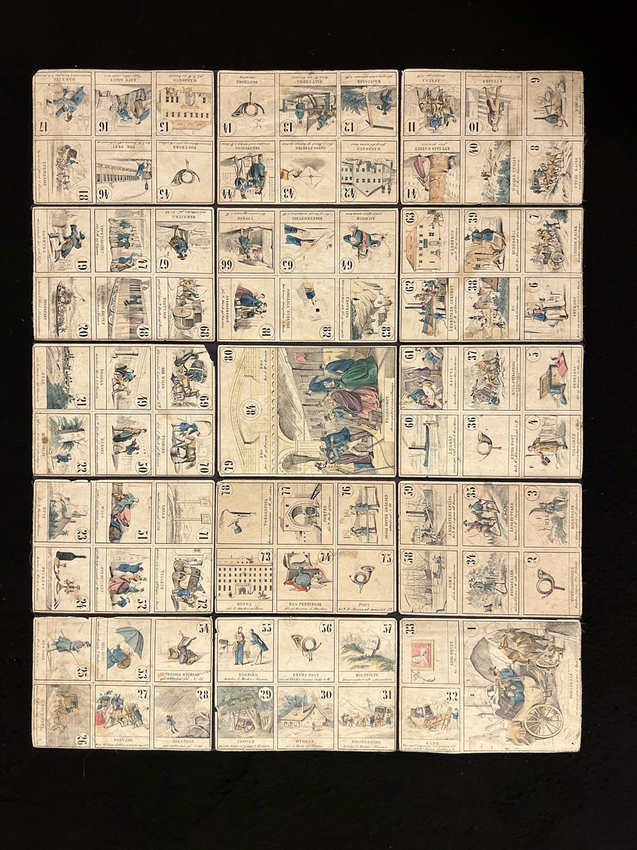 Spelet består av en spelplan med kolorerade rutor, numrerade från 1 till 84, i varierande storlek. Bilderna i papper, föreställande resemotiv, är klistrade på ett klotstycke och vikes i två gånger fyra vikningar. Spelas med tärning.