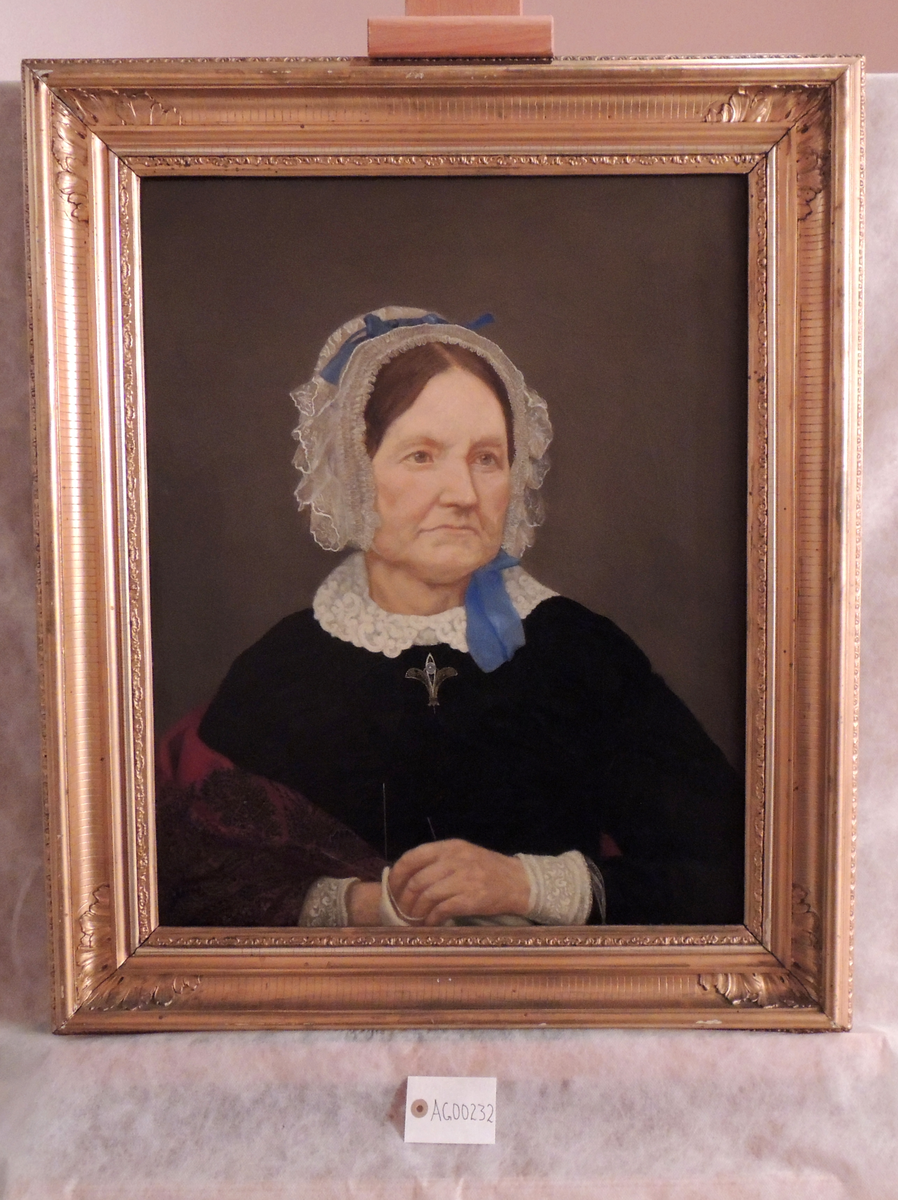 Halvportrett av kvinne.