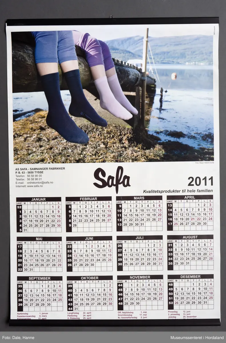 Kalender for 2011 med foto av sokkekledde bein i fjordlandskap.