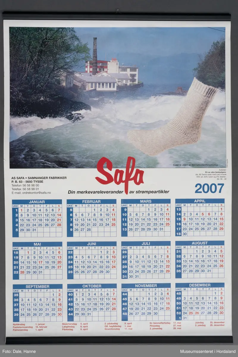 Kalender for 2007 med collage av ein sokk framfor eit foto av Safa-Samnanger Fabrikker på Tysse i Samnanger.