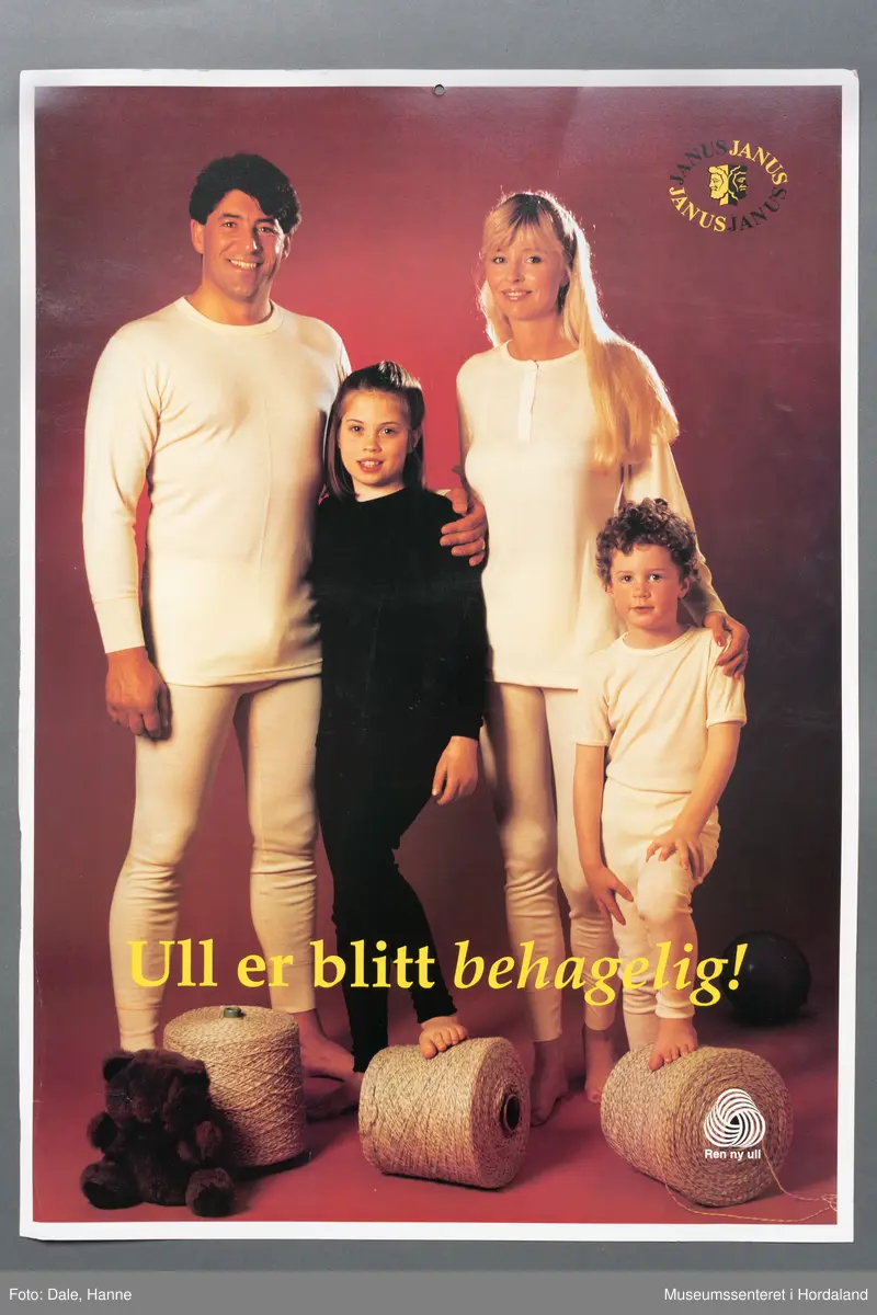 Mann, kvinne og to barn i langt ullundertøy mot raud bakgrunn.