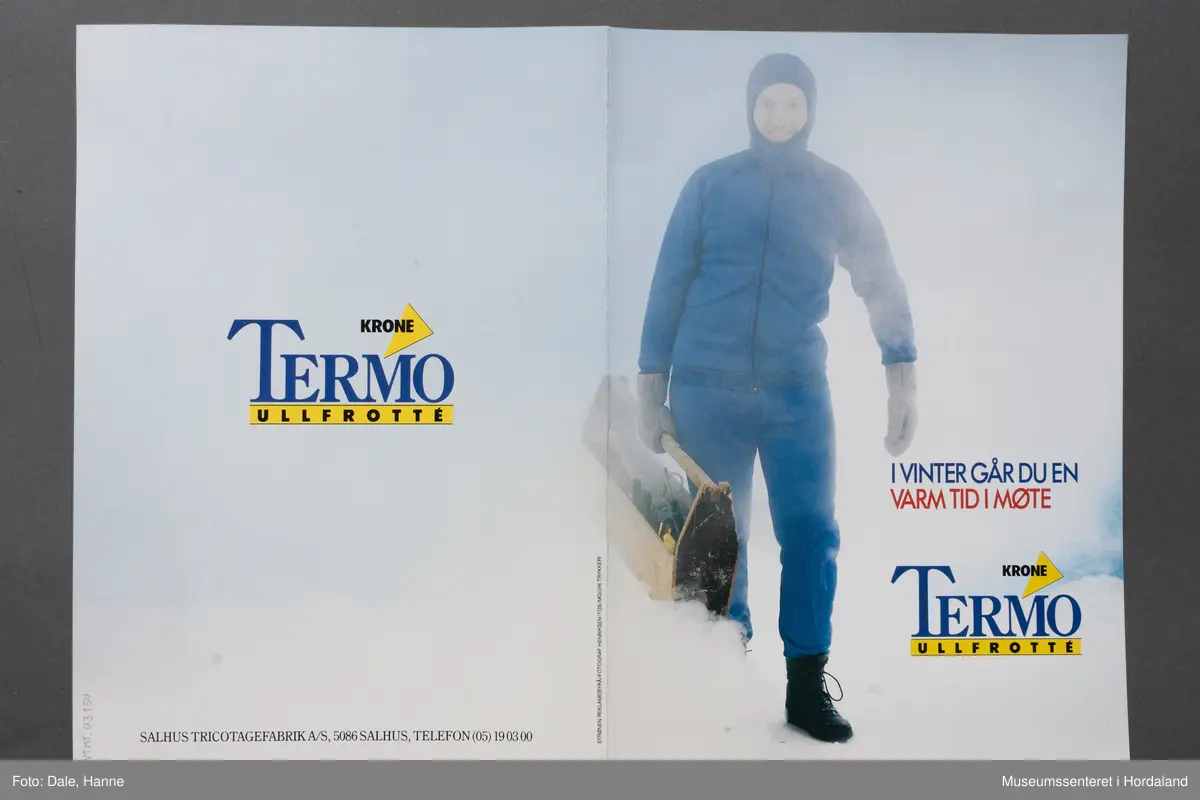Mann i blått termotøy i kvitt skoddelandskap, informasjon om Krone Termo-kolleksjonen inni brosjyra.
