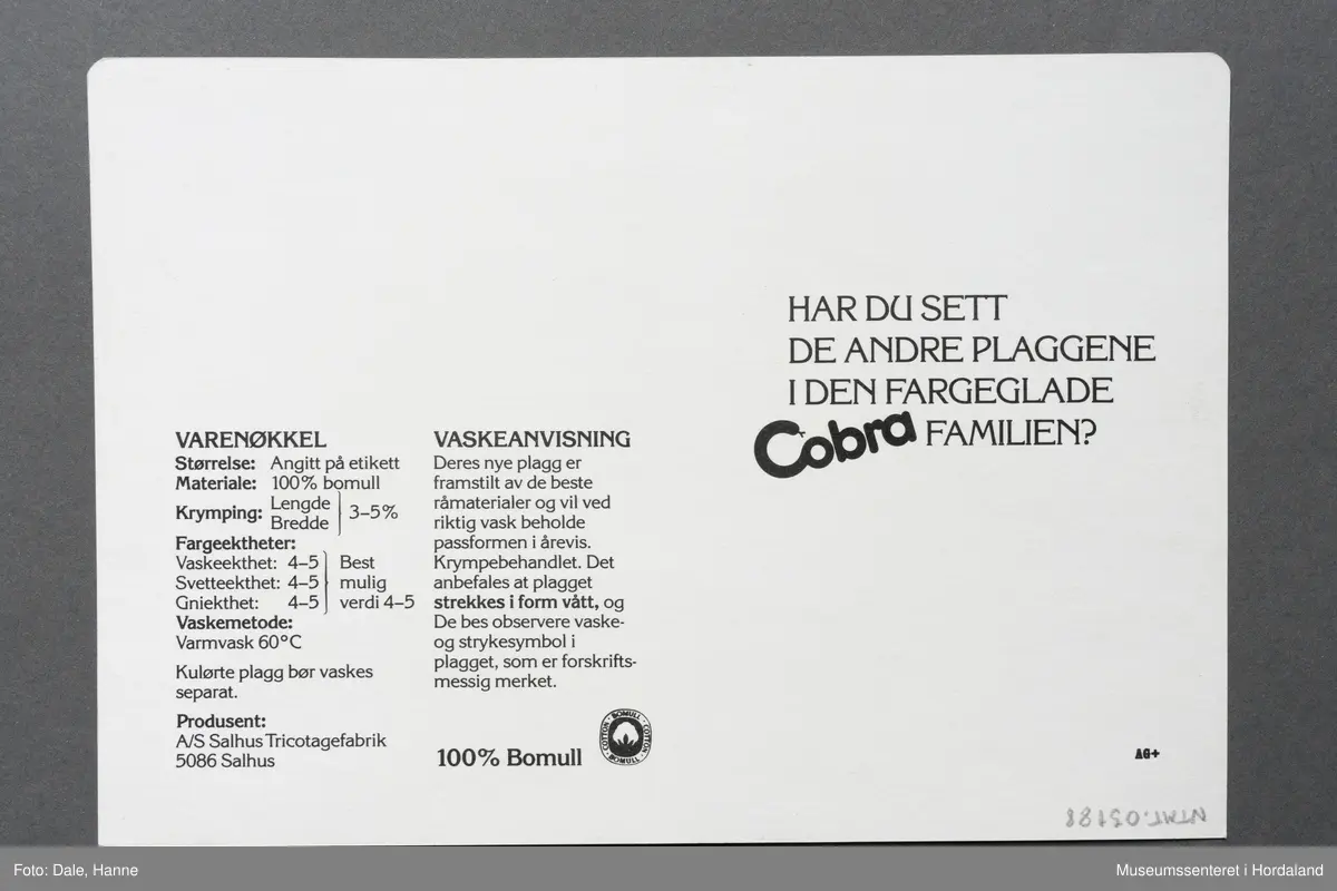 Kvinne med vest og og panneband/smykke mot grøn bakgrunn.