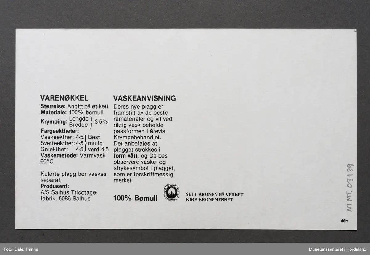 Kvinner med rosa og svarte bestefarstrøyer med knapping i halsen.
